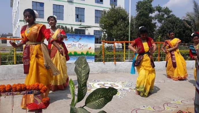 করোনা আতঙ্কে বাদ আবির, প্রাক-বসন্ত উৎসবে উড়ল ফুলের পাপড়ি