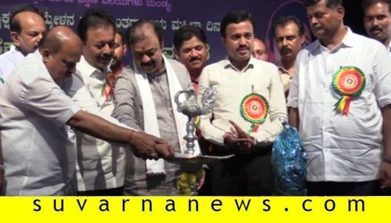 Congress former minister shares stage with bjp minister kc narayan gowda