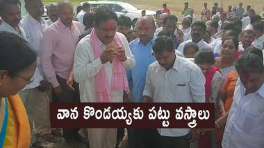 వాన కొండ‌య్య‌కు ప‌ట్టు వ‌స్త్రాలు స‌మ‌ర్పించడానికి మగ్గంనేసిన మంత్రి ఎర్రబెల్లి