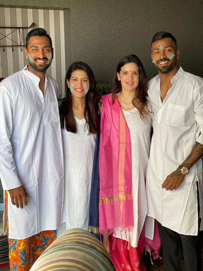 Team india All Rounder Hardik Pandya Celebrates Holi With Fiancee Natasa Stankovic, Family