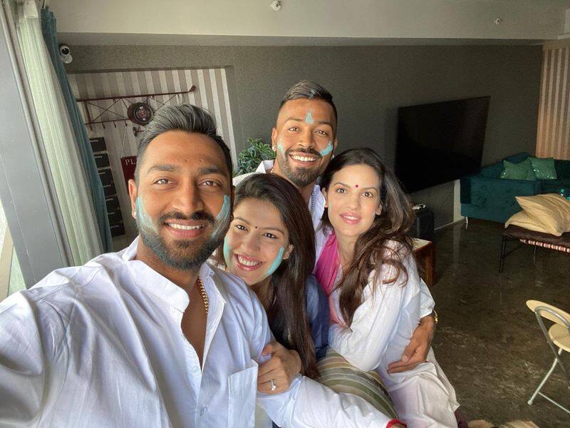 Team india All Rounder Hardik Pandya Celebrates Holi With Fiancee Natasa Stankovic, Family