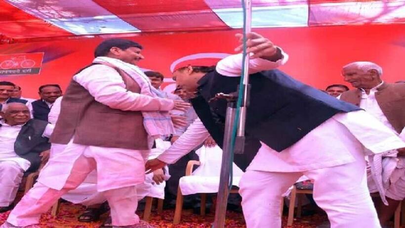 होली पर एकजुट दिखा मुलायम परिवार,क्या साथ आएंगे चाचा भतीजा