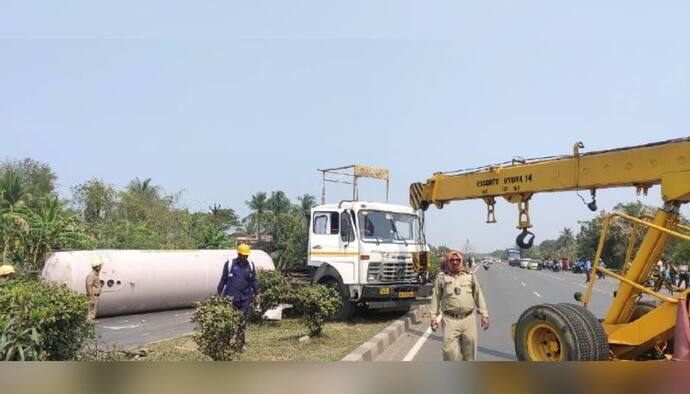 কলকাতা যাওয়ার পথে জাতীয় সড়কে গ্য়াসের গাড়ির ট্য়াঙ্কার লিক, আতঙ্কে ঘরছাড়া এলাকাবাসী