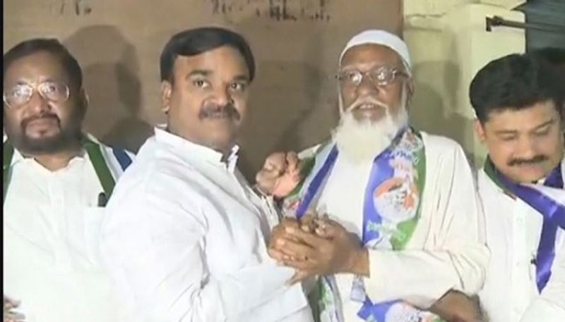 TDP minority leader Subhan basha joins in YCP