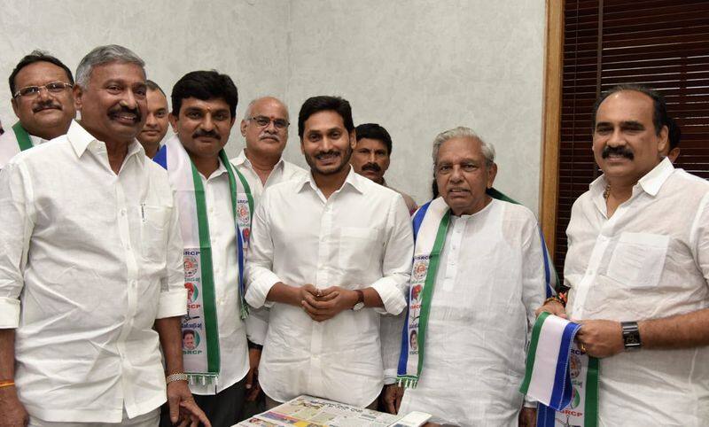 Another Big Shock to TDP... Ex Minister Gade Venkat Reddy Joins YSRCP