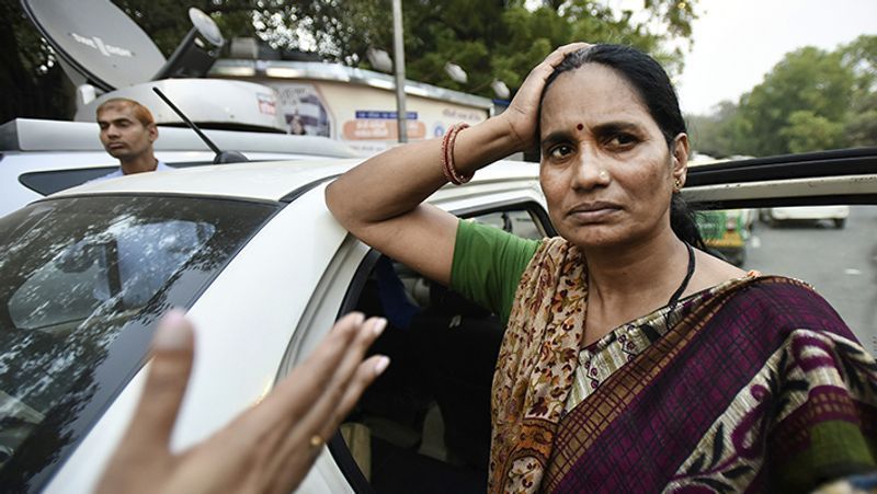 CM protests to distract': Nirbhaya's mother demands Mamata Banerjee's resignation over Kolkata rape-murder case AJR