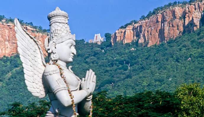 <p>&nbsp;ఏపీ సీఎం వైఎస్ జగన్ తిరుమలలో డిక్లరేషన్ పై సంతకం చేయాలనే విషయమై రాష్ట్రంలో రాజకీయ రగడ సాగుతోంది.అధికార, విపక్షాల మధ్య మాటల యుద్ధం సాగుతోంది. ఇంతకాలం డిక్లరేషన్ గురించి మాట్లాడని నేతలు ఇప్పుడు ఎందుకు మాట్లాడుతున్నారని వైసీపీ నేతలు ప్రశ్నిస్తున్నారు.</p>
