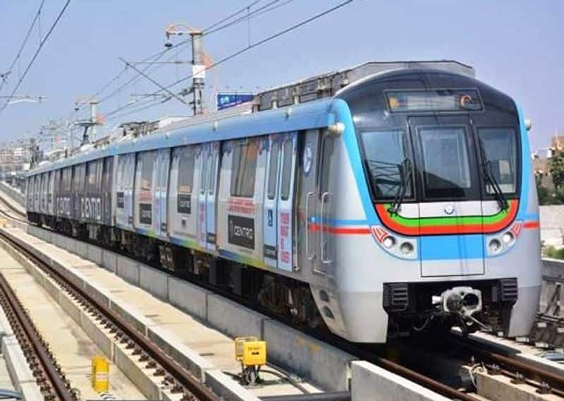 humanitarian incident in Hyderabad Metro, What did the woman give to the starving young woman goes viral - bsb