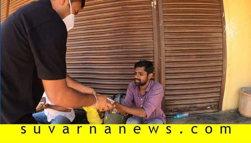 Youths Distribute of Food to Beggars During Janata Curfew in Haveri