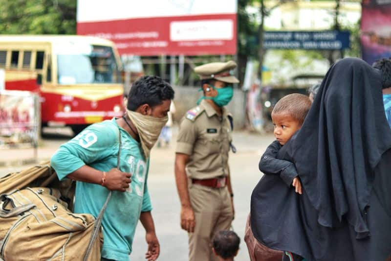 Indian man carries injured wife to hosiptal for 12km