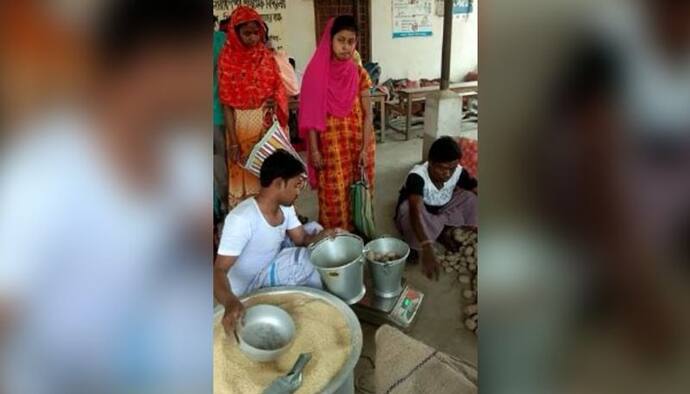 ঘরে বসেই শিক্ষার্থীরা পেল মিড ডে মিল, রাজ্য সরকারের নির্দেশে সোমবার থেকেই কাজ শুরু