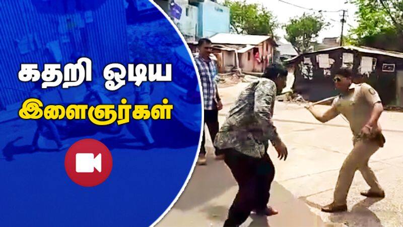 Police Beating Youngsters in North India Who are all Roaming in Roadside