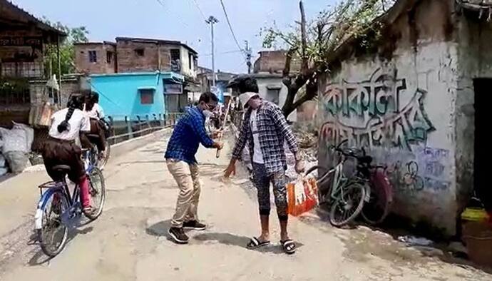 লকডাউনের সময়ে জটলা ভাঙতে কোথাও লাঠিচার্জ, কোথাও-বা কানধরে ওঠবোস