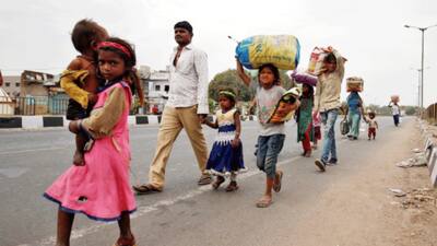 कोरोना का सितम: रोटी नसीब नहीं हुई तो पैदल ही हजारों किमी दूर अपने गांव निकल पड़े ये लोग