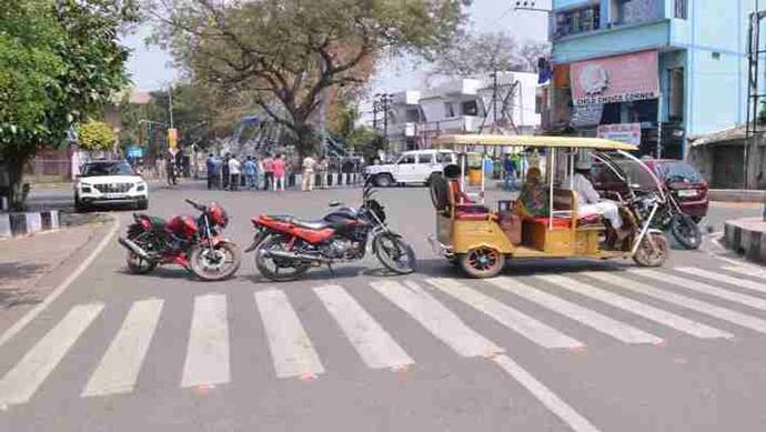 लॉकडाउन में और सख्ती, बाइक के लिए 1, कार में 2 से ज्यादा के होने पर कटेगा चालान