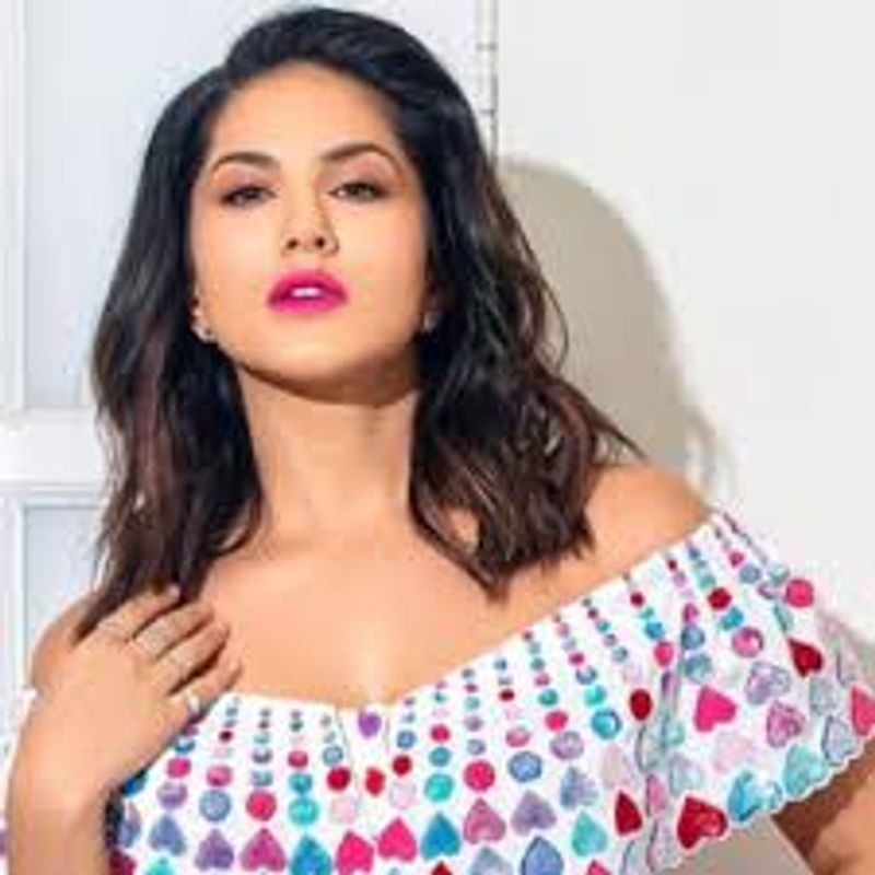 Bollywood Sunny leone kissing video goes Viral