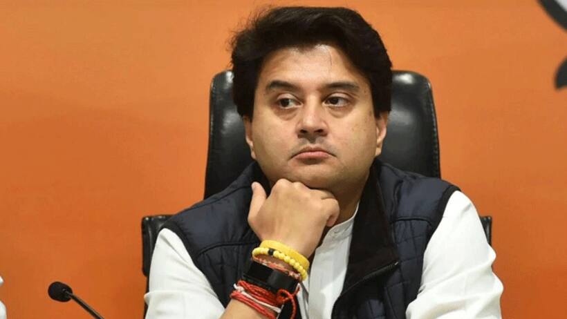 सिंधिया का खेल बिगाड़ने के लिए 'विभीषण' तलाश रही है कांग्रेस