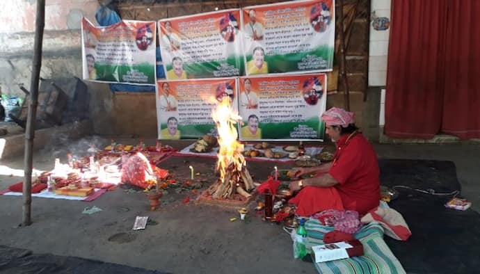 'করোনার বিরুদ্ধে লড়াইয়ে মুখ্যমন্ত্রীকে শক্তি দাও', তারাপীঠে  যজ্ঞ করল তৃণমূল