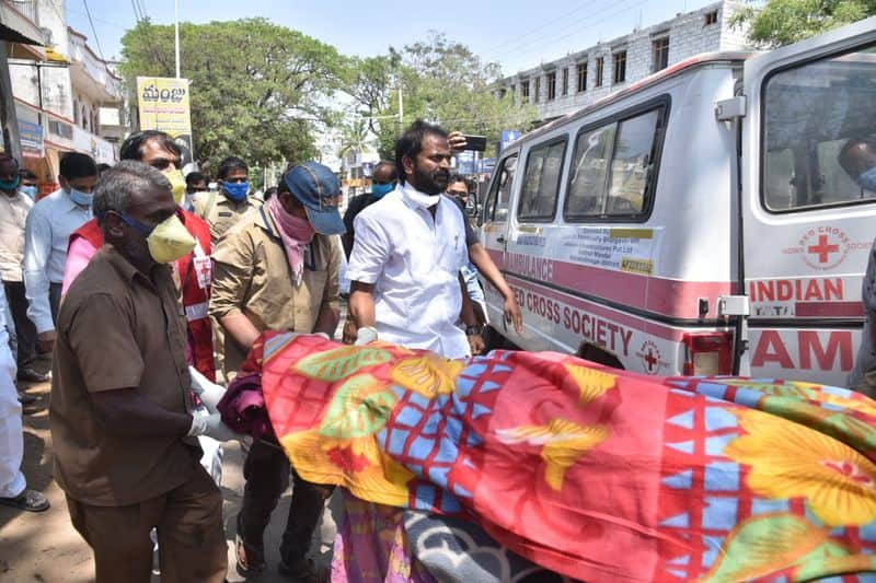 Telangana minister helps for last rites of a dead woman