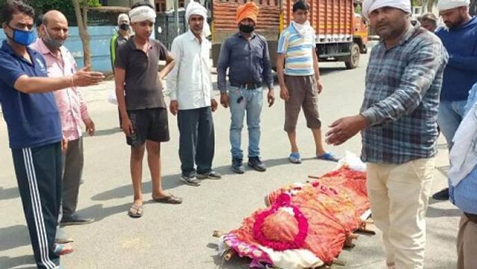 कोरोना वायरस: पत्नी की शव यात्रा में जाने के लिए आए थे लोग, पति ने कहा-वापस जाइये वरना और लोगों को होगा खतरा