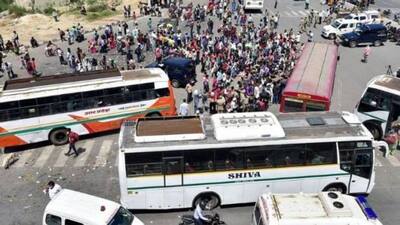 भूख से मर गए तो क्या सरकार जवाब देगी...पलायन करने वालों की आपबीती, कहा, बस खाना चाहिए और कुछ नहीं