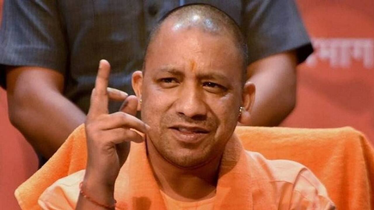 नोएडा के डीएम पर गिरी योगी की गाज, लंबी छुट्टी पर गए
