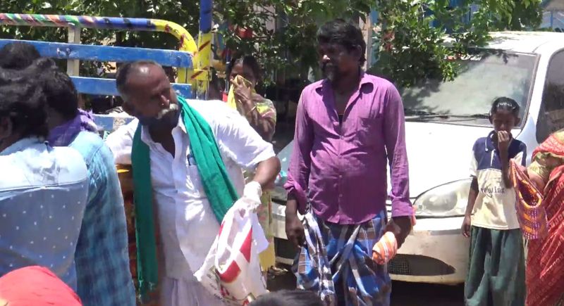 farmer distributed free vegetables to people in pudukottai