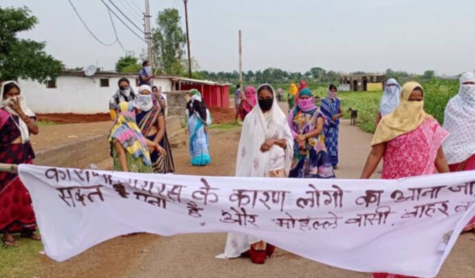 चूल्हा-चौका छोड़ लक्ष्‍मण रेखा खींच पहरा दे रहीं महिलाएं, मर्दों को रोकने के लिए डंडा लेकर खड़ीं