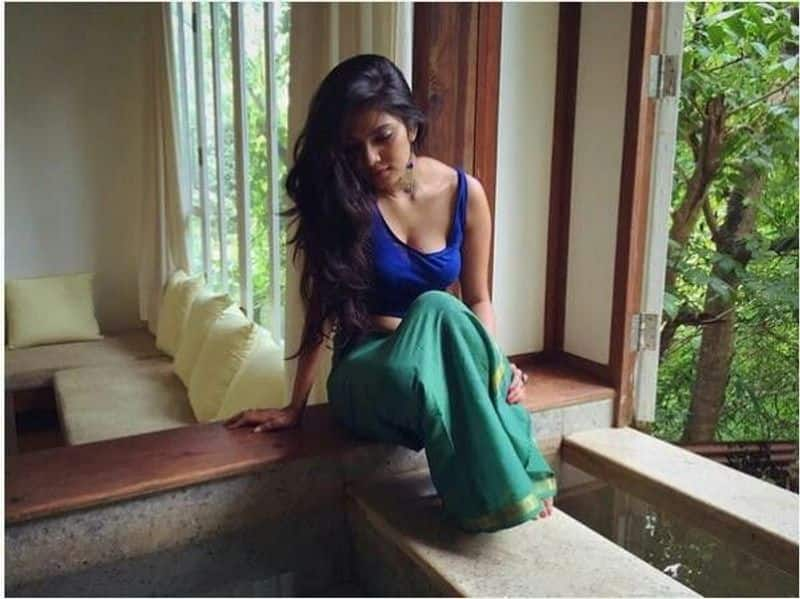 Master Heroine Malavika mohanan Hot Mole Showing Selfie going viral