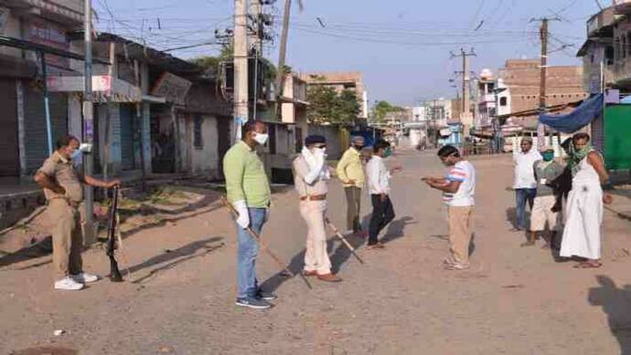 कोरोना संदिग्धों का सैंपल लेने आई थी मेडिकल टीम, हमला किया, पुलिस की गाड़ियों को भी पहुंचाया नुकसान