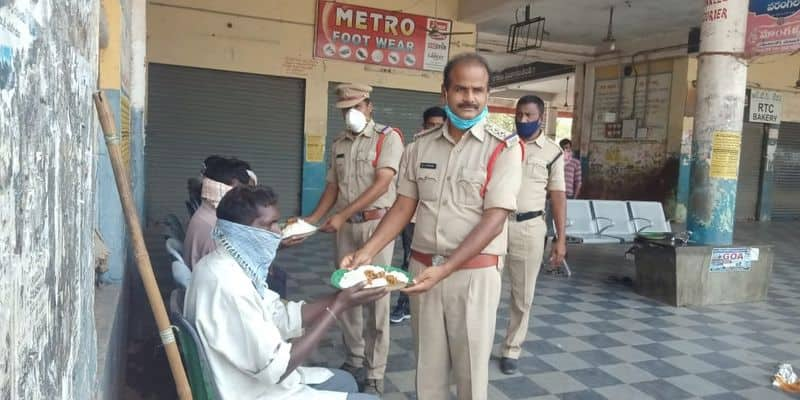 lakshettipet police offering food for beggars