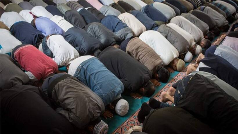 Shab e Qadr पर गुनाहों की माफी मांगते हुए मुस्लिम समाज के लोगों ने अदा किया विशेष नमाज, खास है यह रात