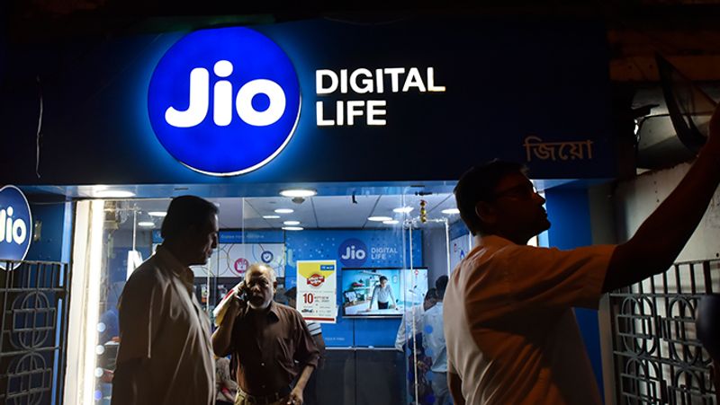 Reliance Jio launches JioPOS Lite app, users can earn commission for every Jio recharge, get details