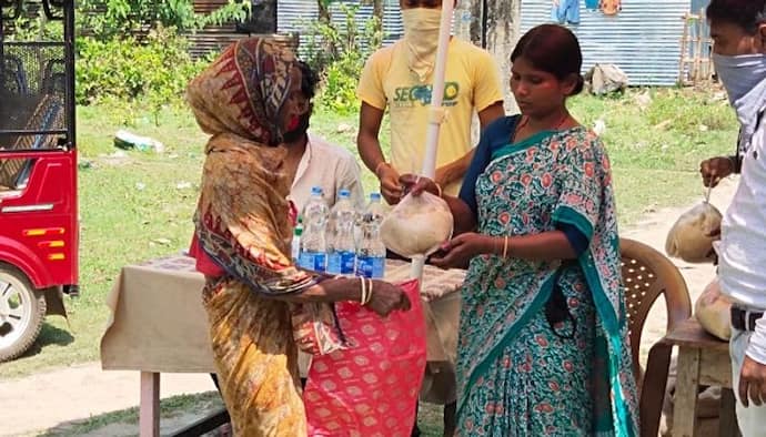 জমানো টাকায় খাদ্য সামগ্রী বিলি, লকডাউনে মানবিকতা নজির গড়লেন পরিচারিকা