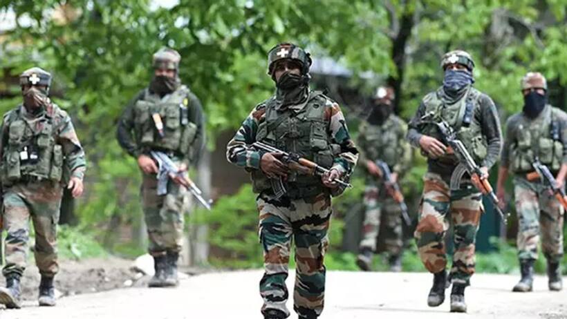 कश्मीर में सुरक्षा बलों ने मार गिराए दो आतंकी, जारी है फायरिंग