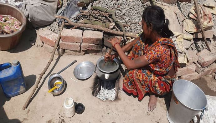 লকডাউনে খাদ্য বলতে কচুপাতা সেদ্ধ, অন্নের হাহাকারের কান্নায় ১০০টি প্রান্তিক পরিবারের