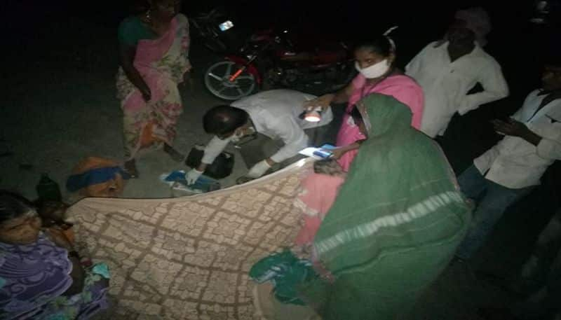 Woman Delivery Baby on Road in Rabakavi Banahatti in Bagalkot district