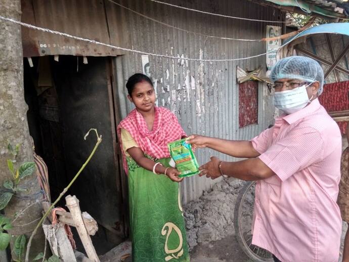 লকডাউনে অন্তঃসত্ত্বা মায়েদের ওষুধপত্র, ৫০০ পরিবারকে খাবার পৌঁছে দিচ্ছেন অজয় মিস্ত্রি