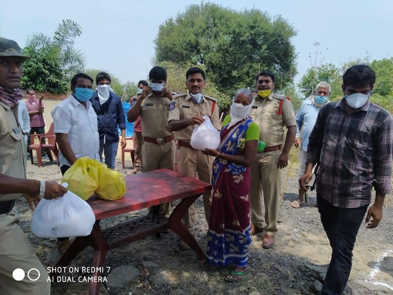 peddapalli district police helping hand poor people over coronavirus pandemic