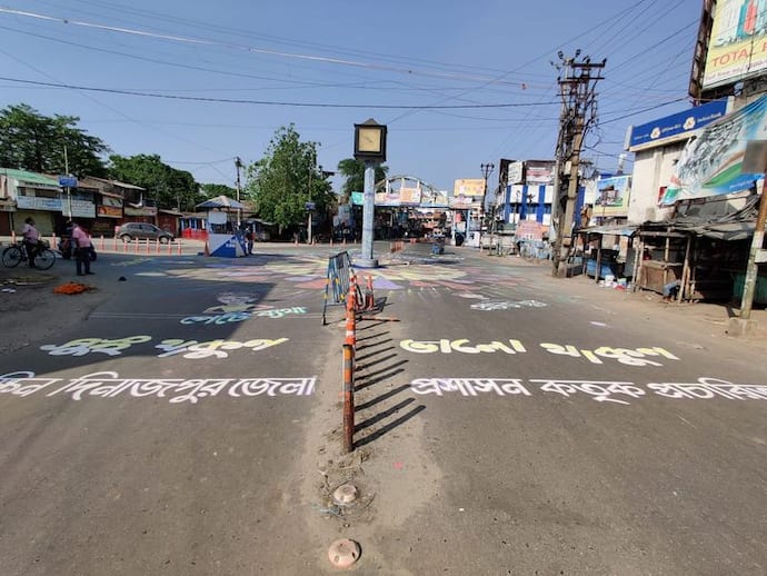 করোনা সচেতনতায় হাতিয়ার স্ট্রিট পেইন্টিং, রঙিন আলপনায় সেজে উঠছে বালুরঘাট