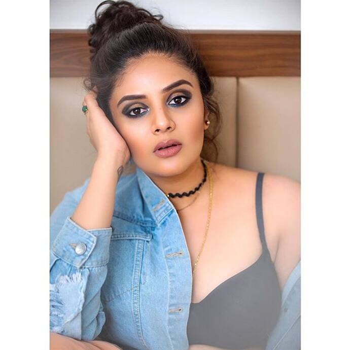 <p style="text-align: justify;">బుల్లితెరపై గ్లామర్ పంచె యాంకర్స్ లో శ్రీముఖి ఒకరు. తన ముద్దుముద్దు మాటలతో పాటు, గ్లామర్ తో అలరించే&nbsp;శ్రీముఖికి&nbsp;భారీ ఫ్యాన్ బేస్ ఉంది. బుల్లితెరపై&nbsp;డిమాండ్ ఉన్న యాంకర్స్ లో ఒకరిగా ఉన్న శ్రీముఖి&nbsp;కొన్ని సినిమాలలో కూడా నటించింది.&nbsp;</p>
