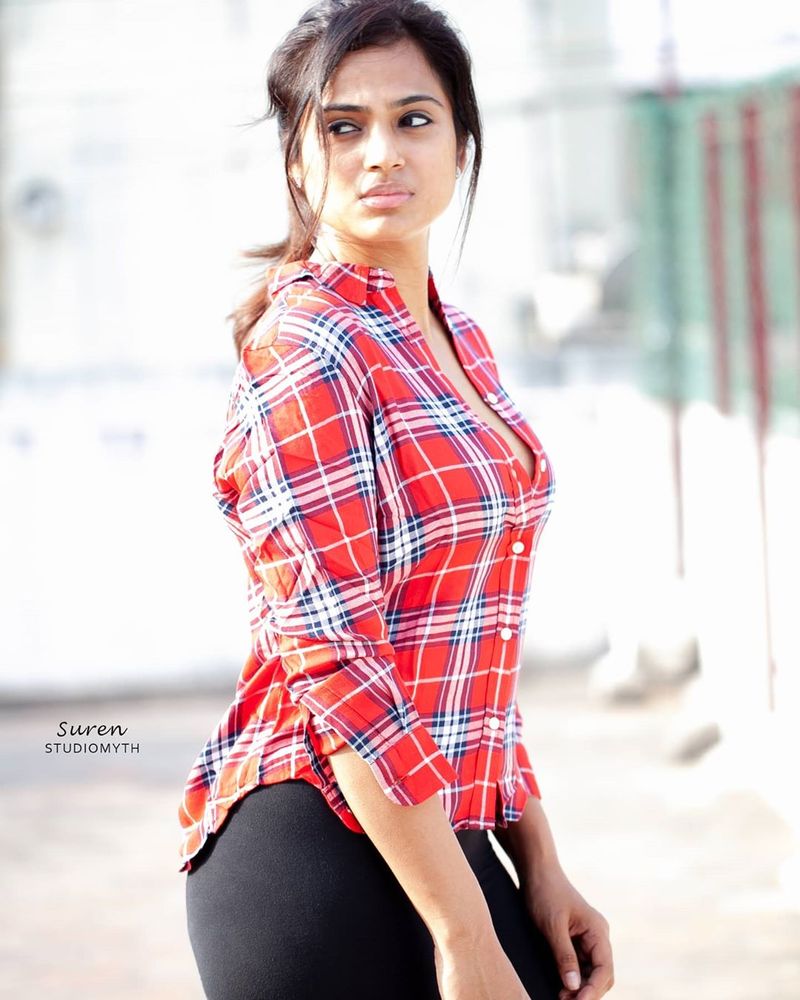 Actress Ramya Pandiyan Hot Button Open Photo Going Viral