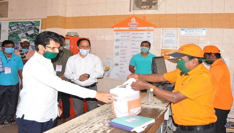 Karnataka Minister CT Ravi Byus Chiken in Chikkamagaluru