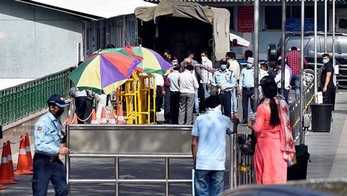 लॉकडाउन : दिल्ली में एम्स और सफदरजंग के बाहर फंसे हैं लोग, न इलाज हो रहा और ना ही घर लौट पा रहे