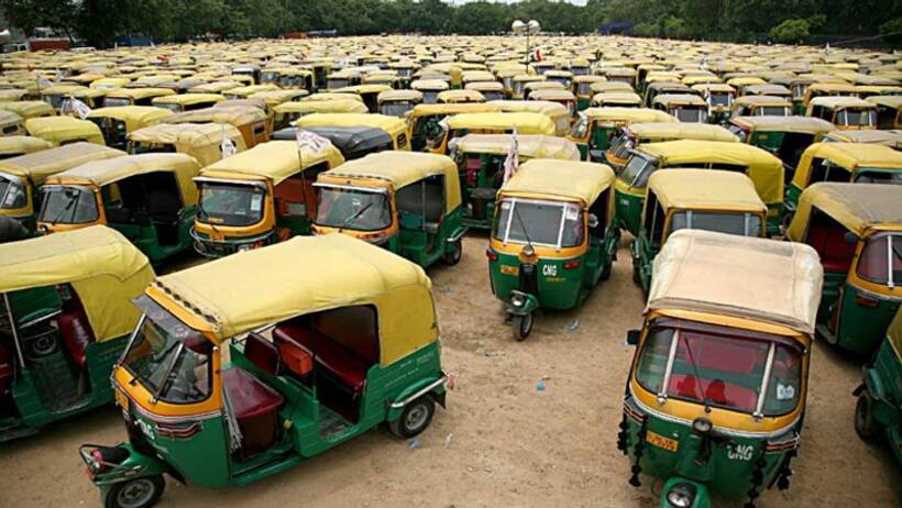 टूट रहे हैं मायानगरी के सपने: टैक्सी, ऑटो रिक्शा से मूल स्थान लौट रहे हैं प्रवासी