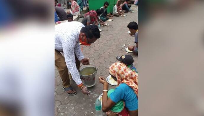 লকডাউনের গেরোয় বাতিল অনুষ্ঠান, ভবঘুরেদের খাইয়ে জন্মদিন পালন যুবকের