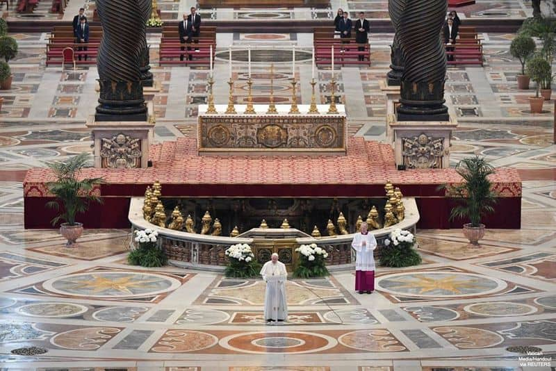 pope francis alone in easter celebration in vatican because of corona outbreak