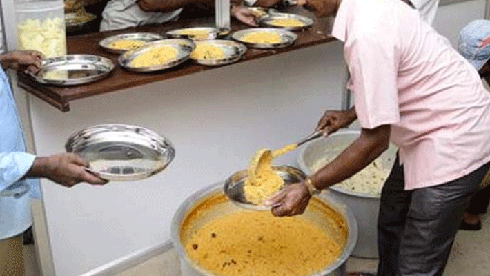 Police Constable Distribution of food to Needy People in Bengaluru during india LockDown