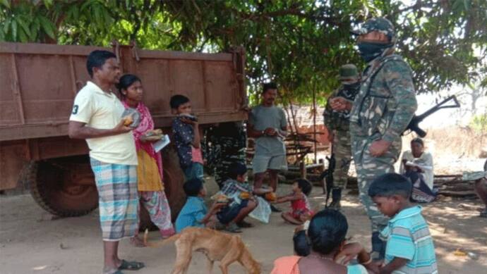 सेना के जवानों को सलाम..एक हाथ में AK-47 तो दूसरे में गरीबों के लिए खाना..यूं लड़ रहे कोरोना की जंग