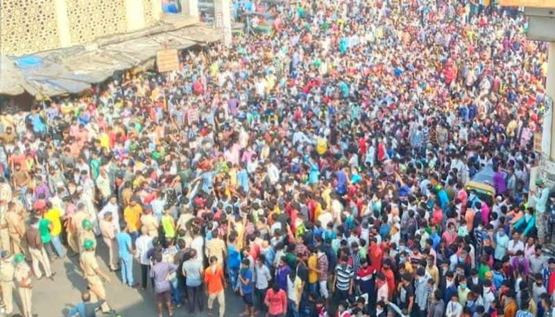 Thousands Defy Lockdown At Bandra Station In Mumbai